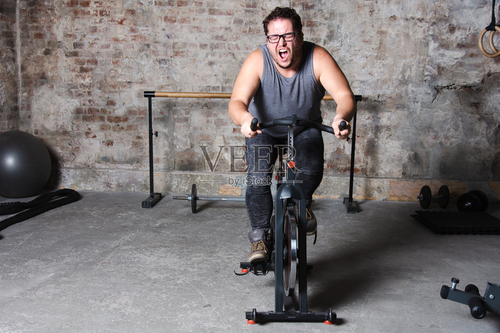 在健身房健身照片摄影图片