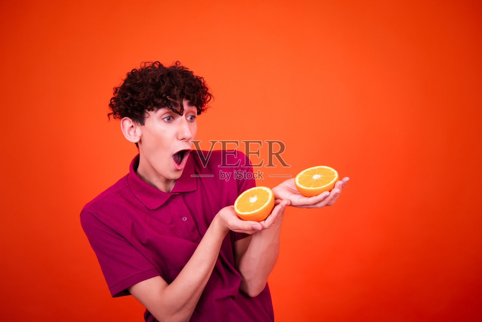 男人和适当的营养。橙色背景。照片摄影图片