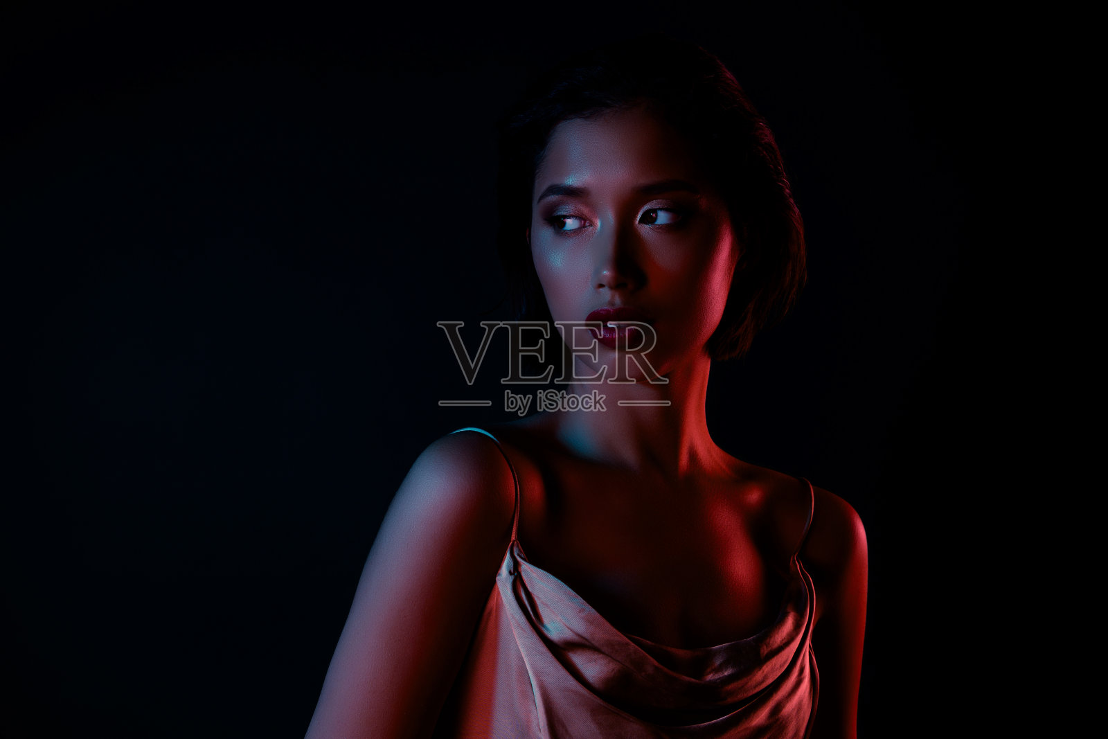 照片梦幻闪亮的女人穿着性感的上衣庆祝圣诞节空白空间孤立的黑色背景照片摄影图片