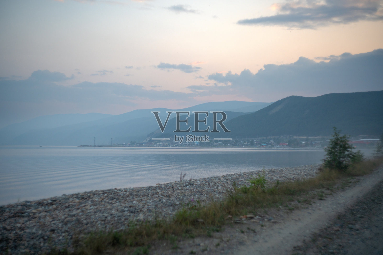 日出时沿着薄雾山脉的海岸公路照片摄影图片