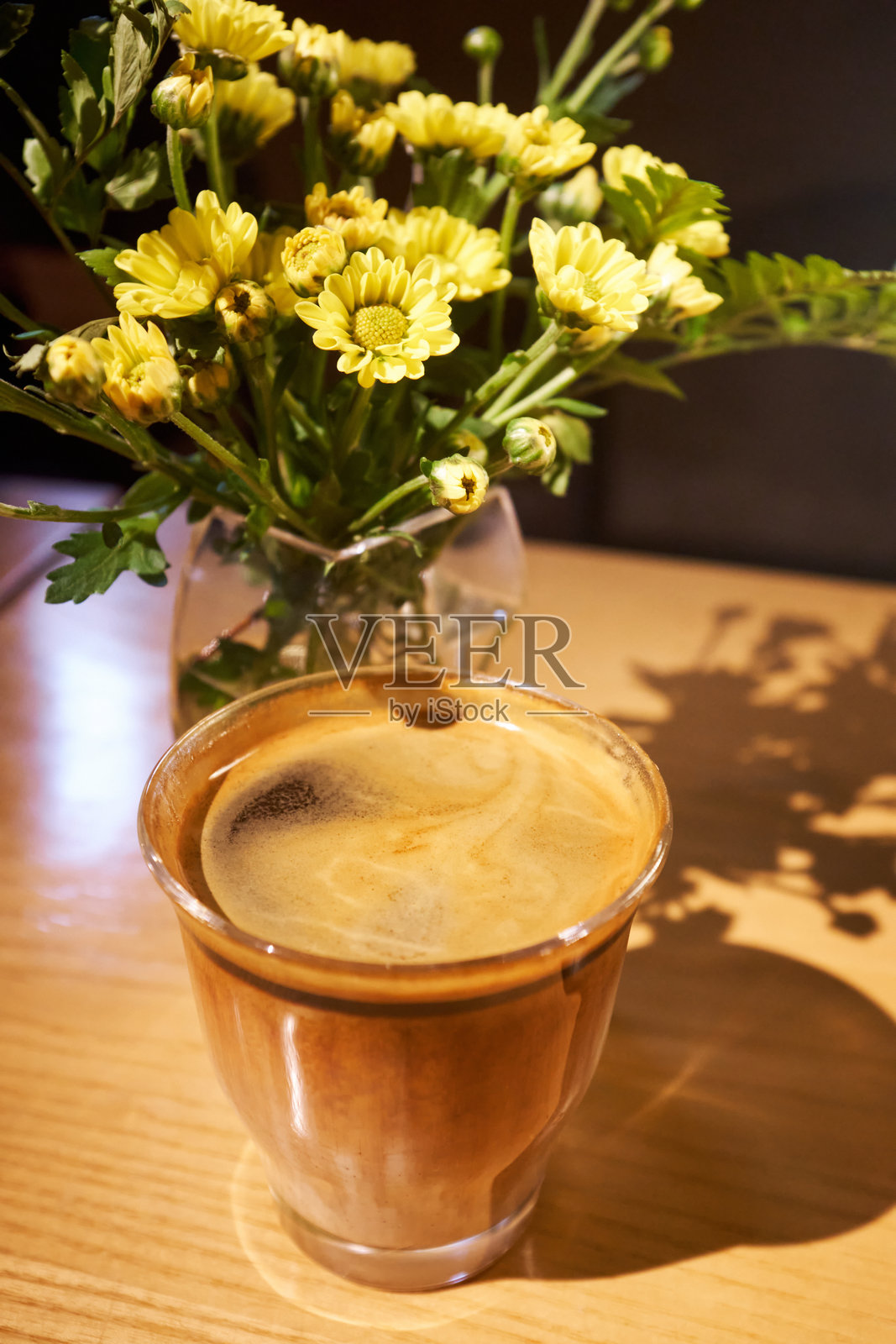 一杯脏咖啡和一束菊花照片摄影图片
