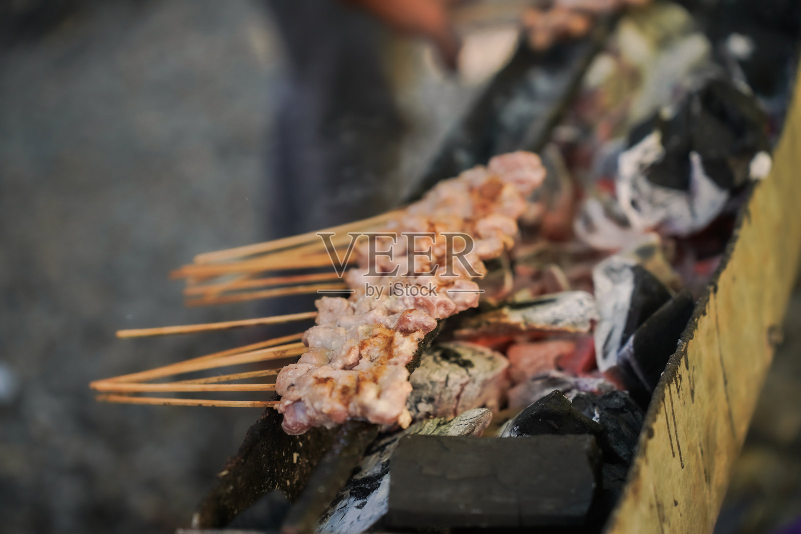 烤羊肉串,爪哇传统沙爹烤串照片摄影图片