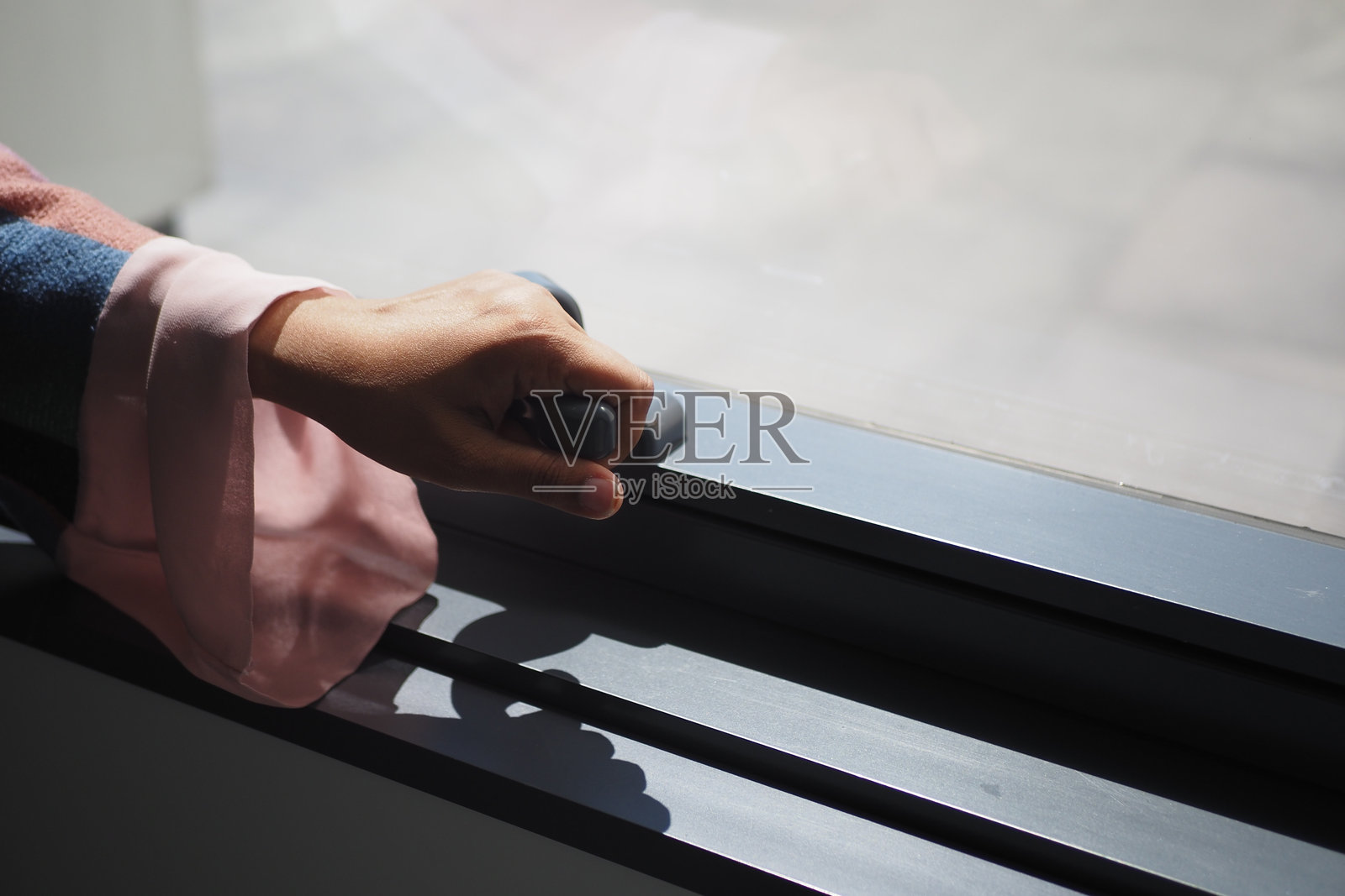 清晨在家用手打开灰色的塑料PVC窗照片摄影图片