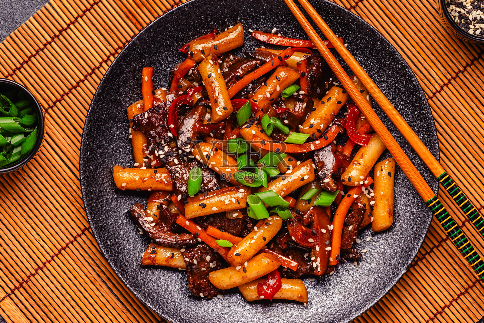 麻辣炒年糕。照片摄影图片