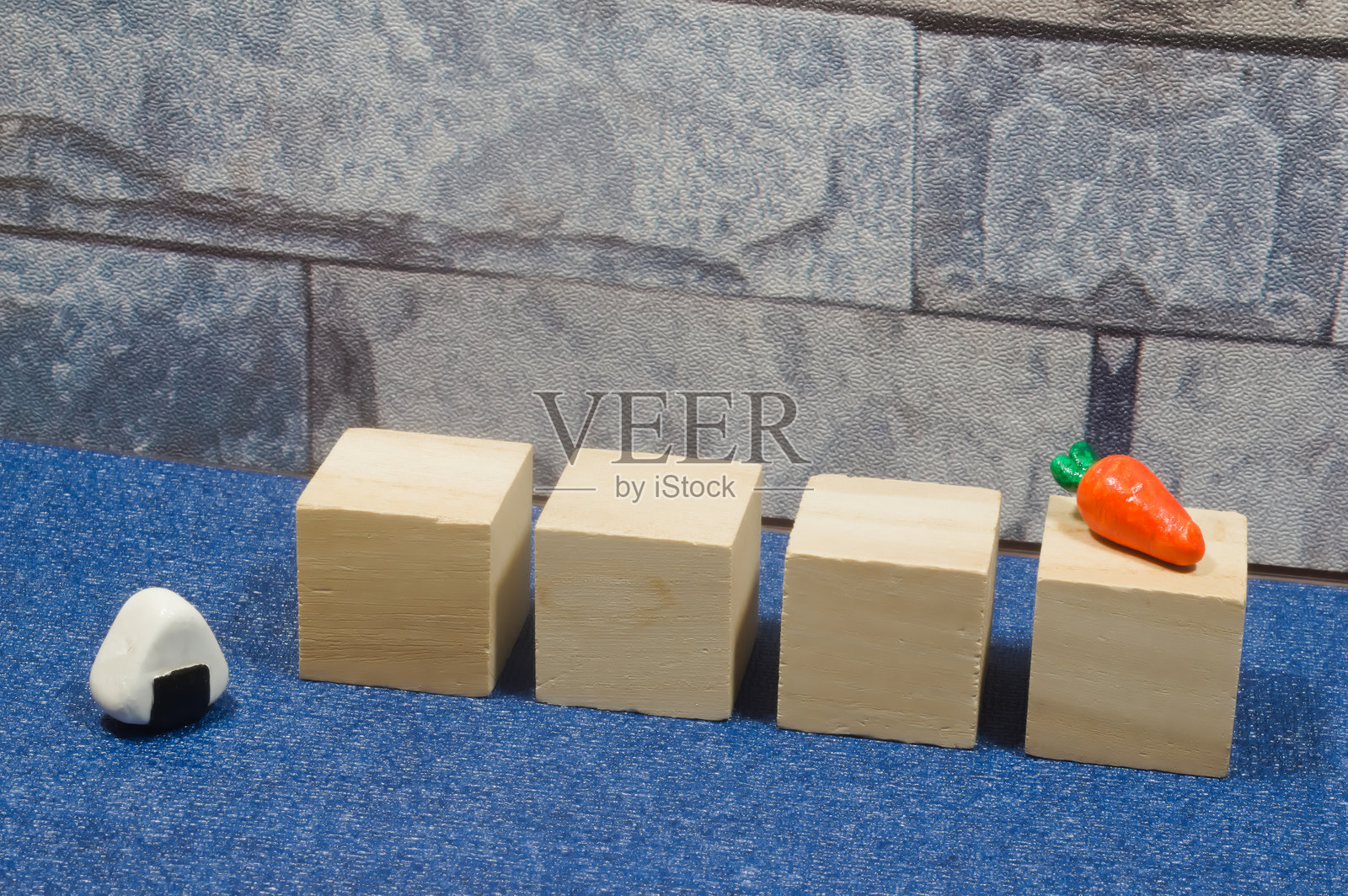 4 .字母雕刻材料(胡萝卜、大米)照片摄影图片