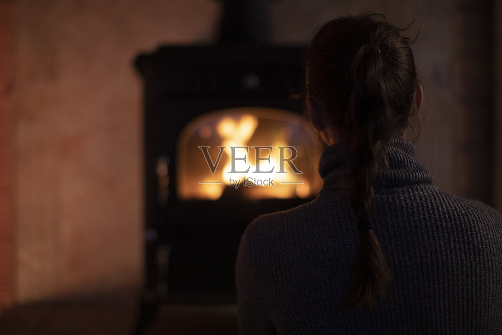 在家的女人的后视图照片摄影图片