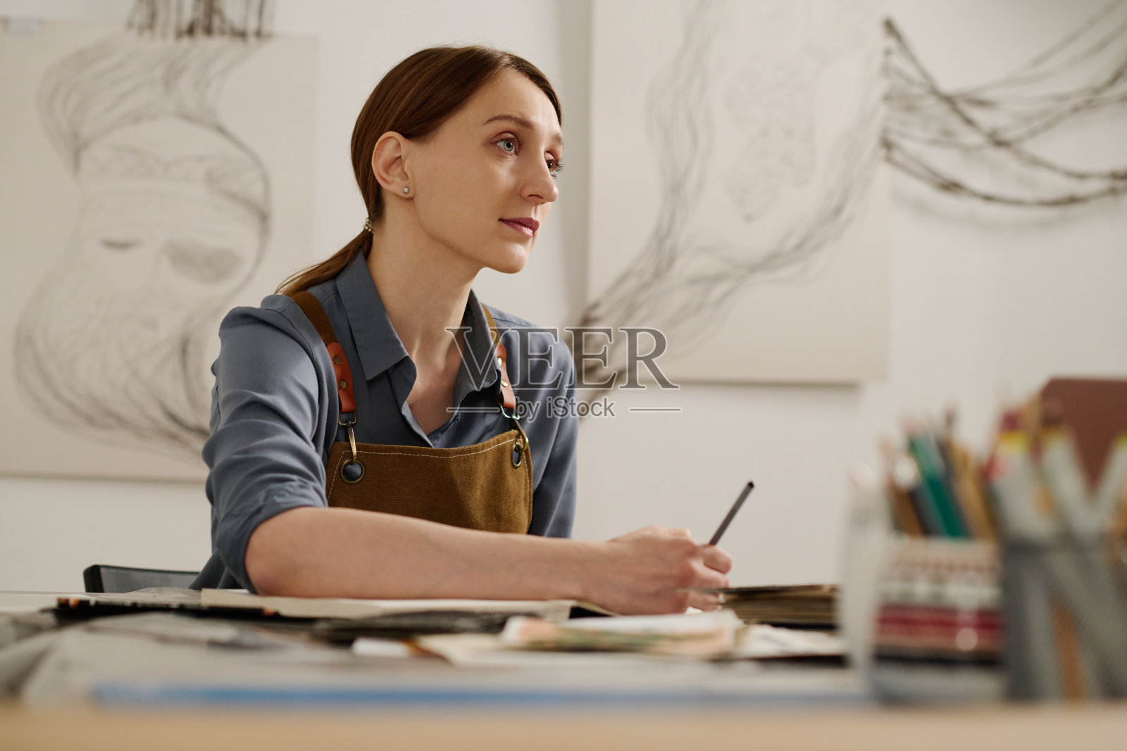 年轻的手艺人手里拿着铅笔照片摄影图片