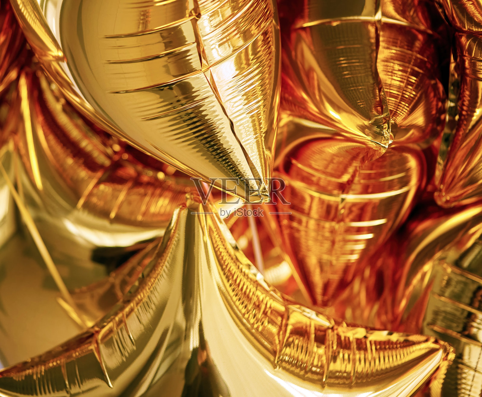 金色的气球充满了节日庆典的空气,为活动营造了明亮欢快的气氛照片摄影图片