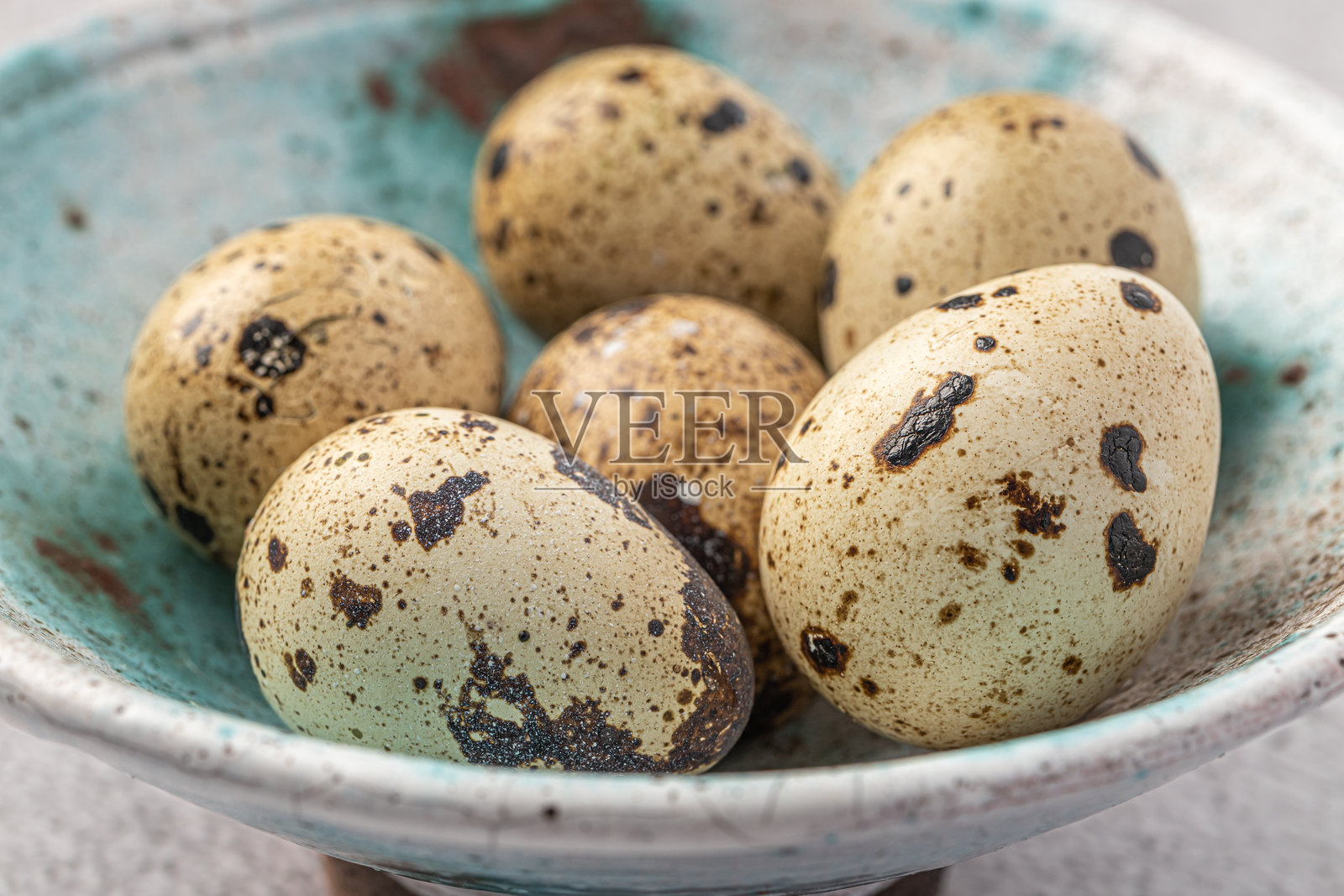 复活节鹌鹑蛋。春天背景配小复活节鹌鹑蛋。复古照片处理照片摄影图片