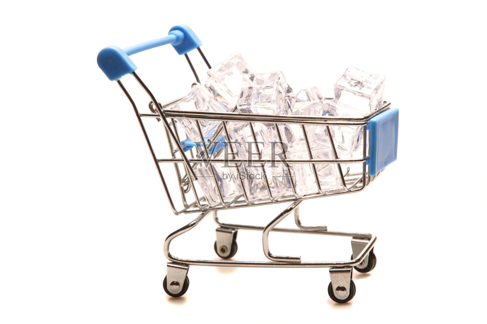 一辆白色背景的装满冰块的购物车。侧视图。照片摄影图片