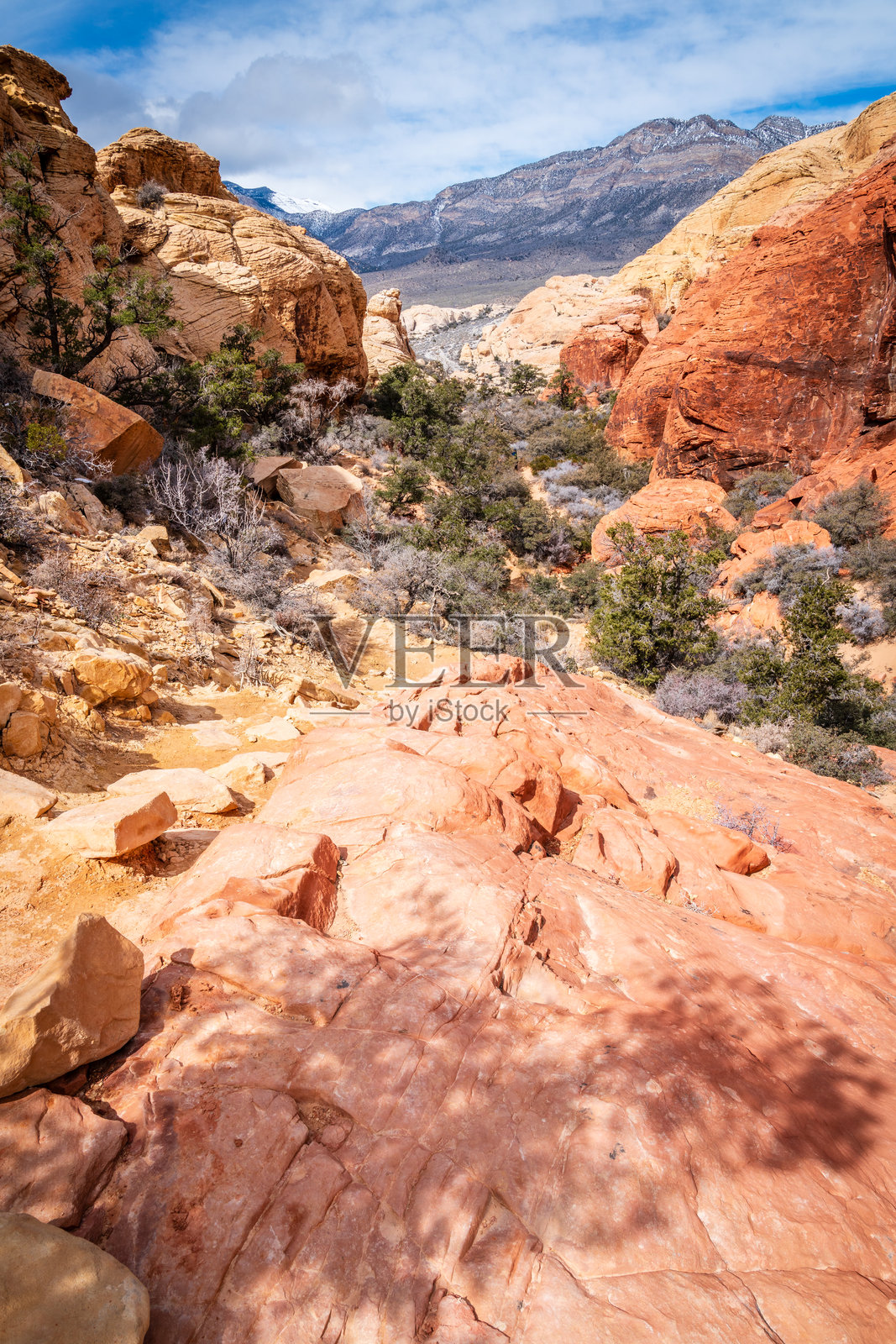 红岩峡谷小径照片摄影图片