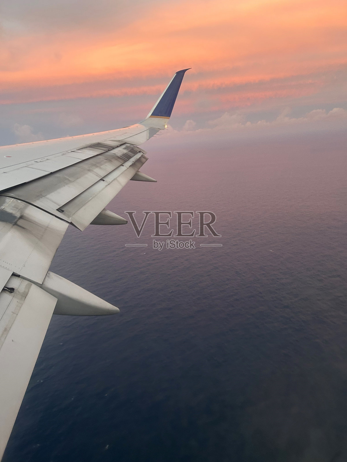 日落时分乘坐喷气式飞机离开考艾岛照片摄影图片