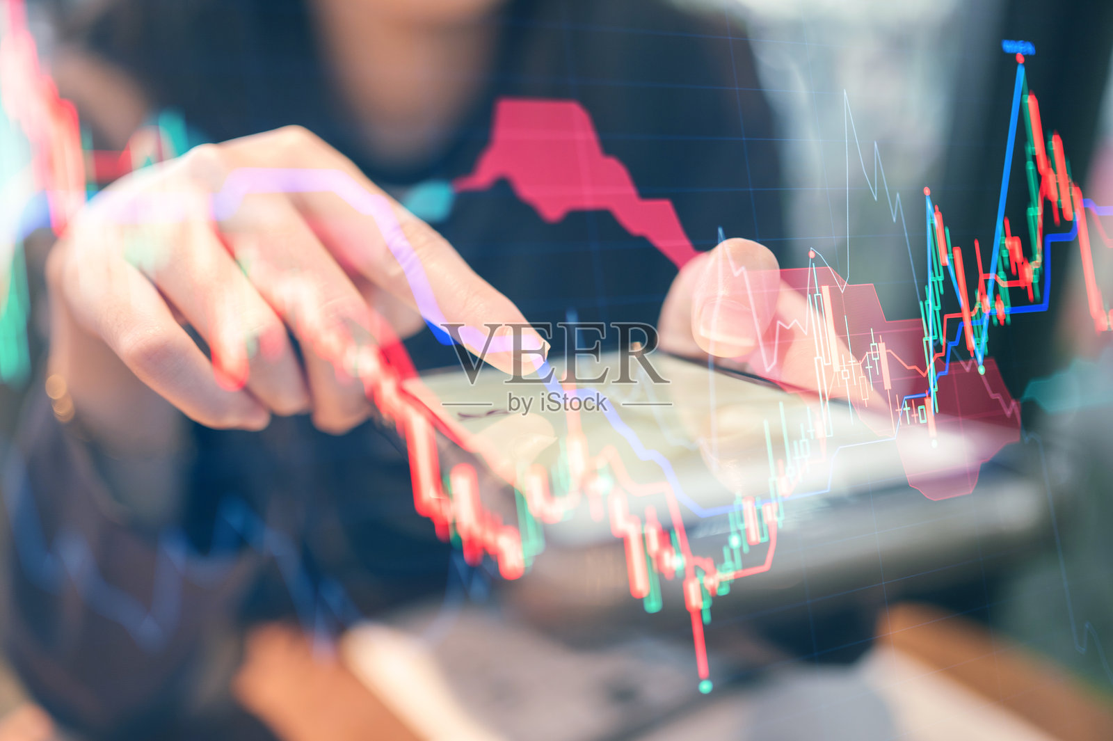 商务专业人员处理远程金融分析文档,同时在平板电脑上查看财务数据并与客户互动照片摄影图片