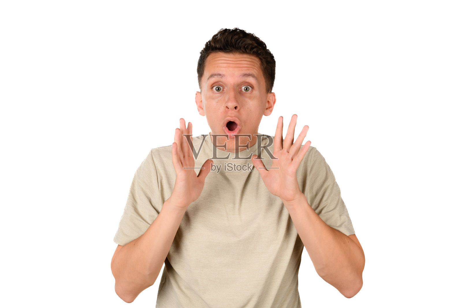 一个穿着米色t恤,白色背景的拉丁白人男人的惊讶情绪照片摄影图片