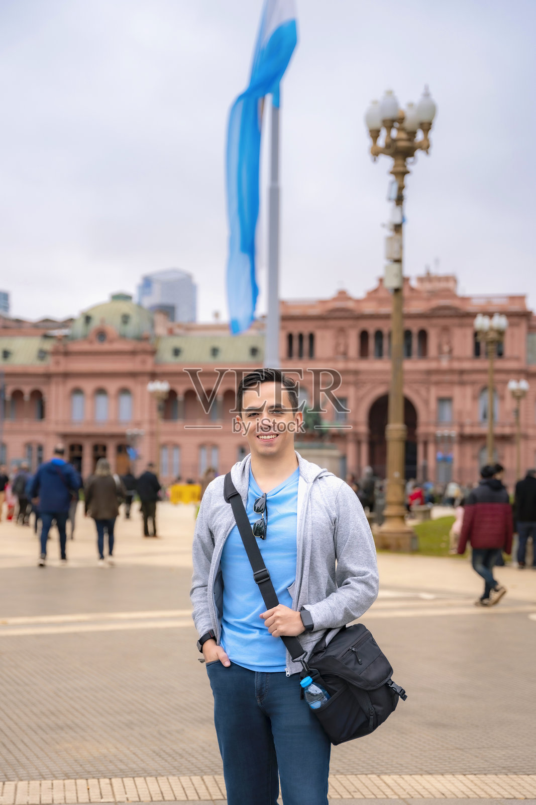 一名男子在Casa Rosada门前摆姿势照片摄影图片