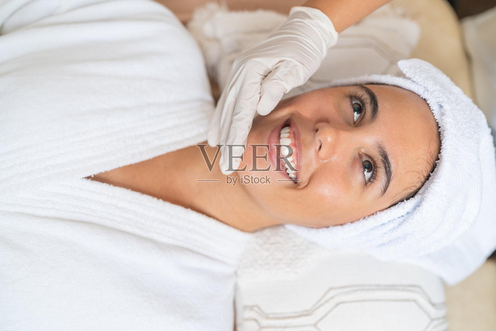 在美容院准备去皮的女人照片摄影图片