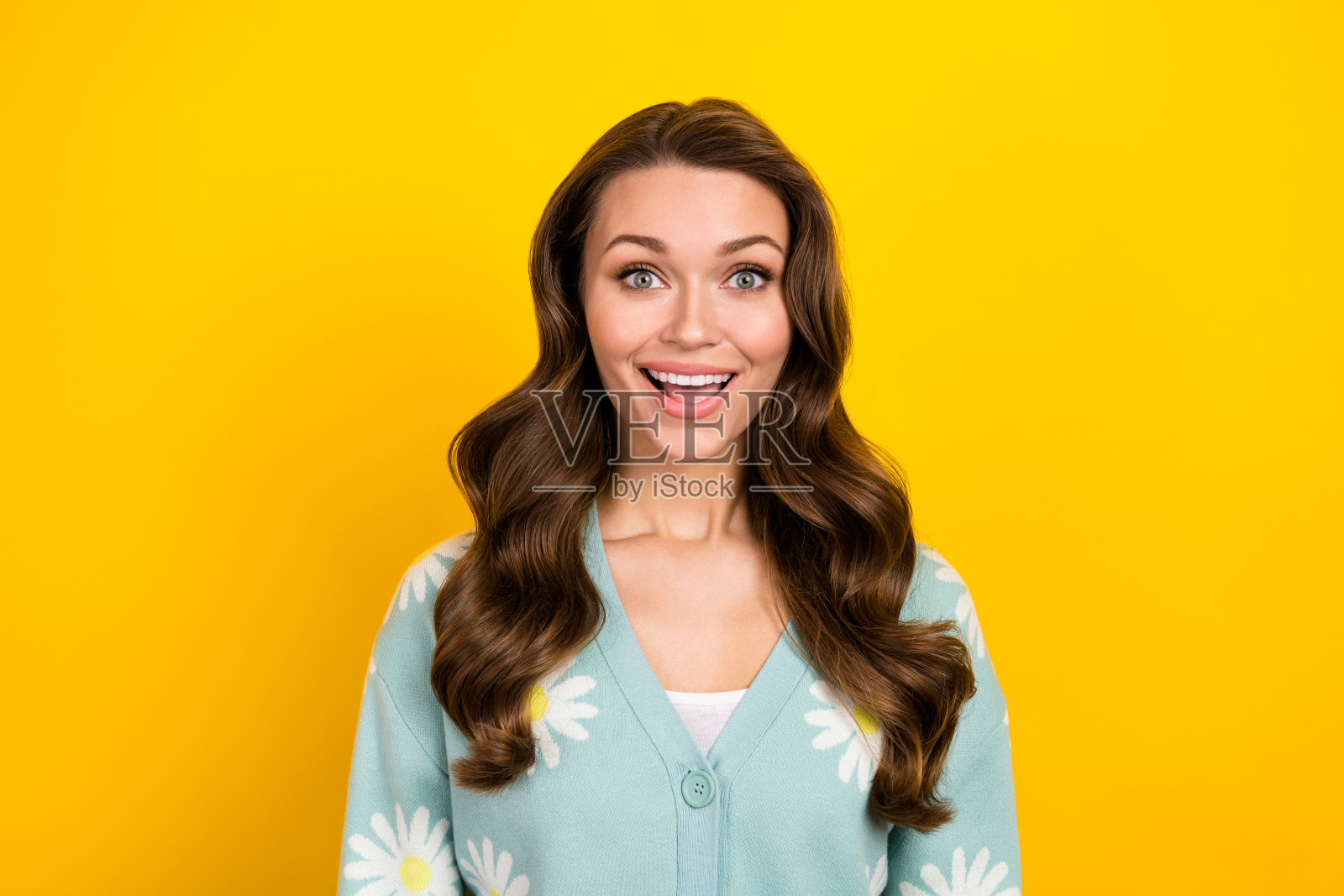 印象深刻的积极的女孩牙齿微笑的照片令人难以置信的意外新闻孤立在黄色背景照片摄影图片