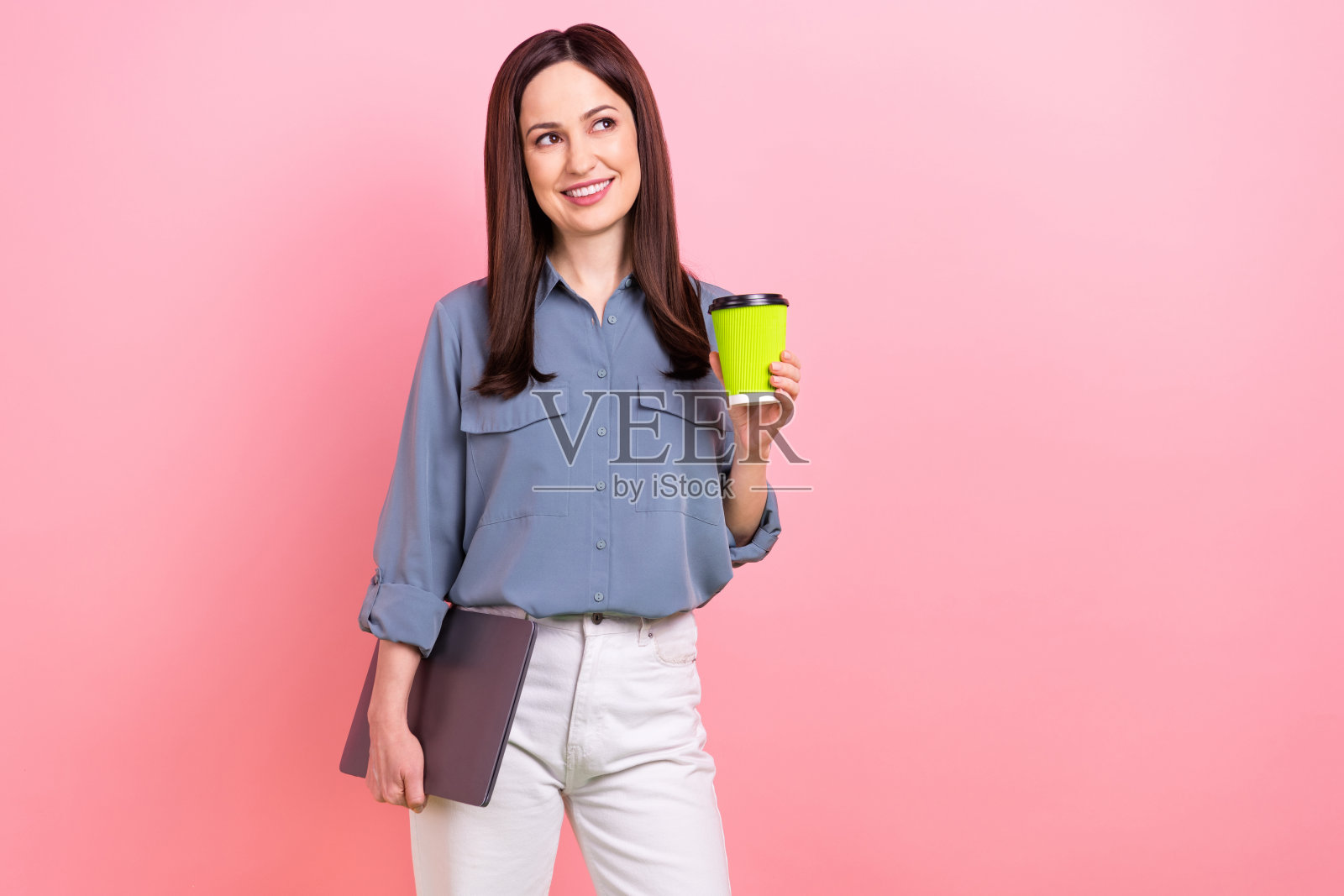 照片华丽漂亮的积极时尚的女士办公室经理代理看起来空的空间咖啡馆餐厅孤立在粉红色的背景照片摄影图片