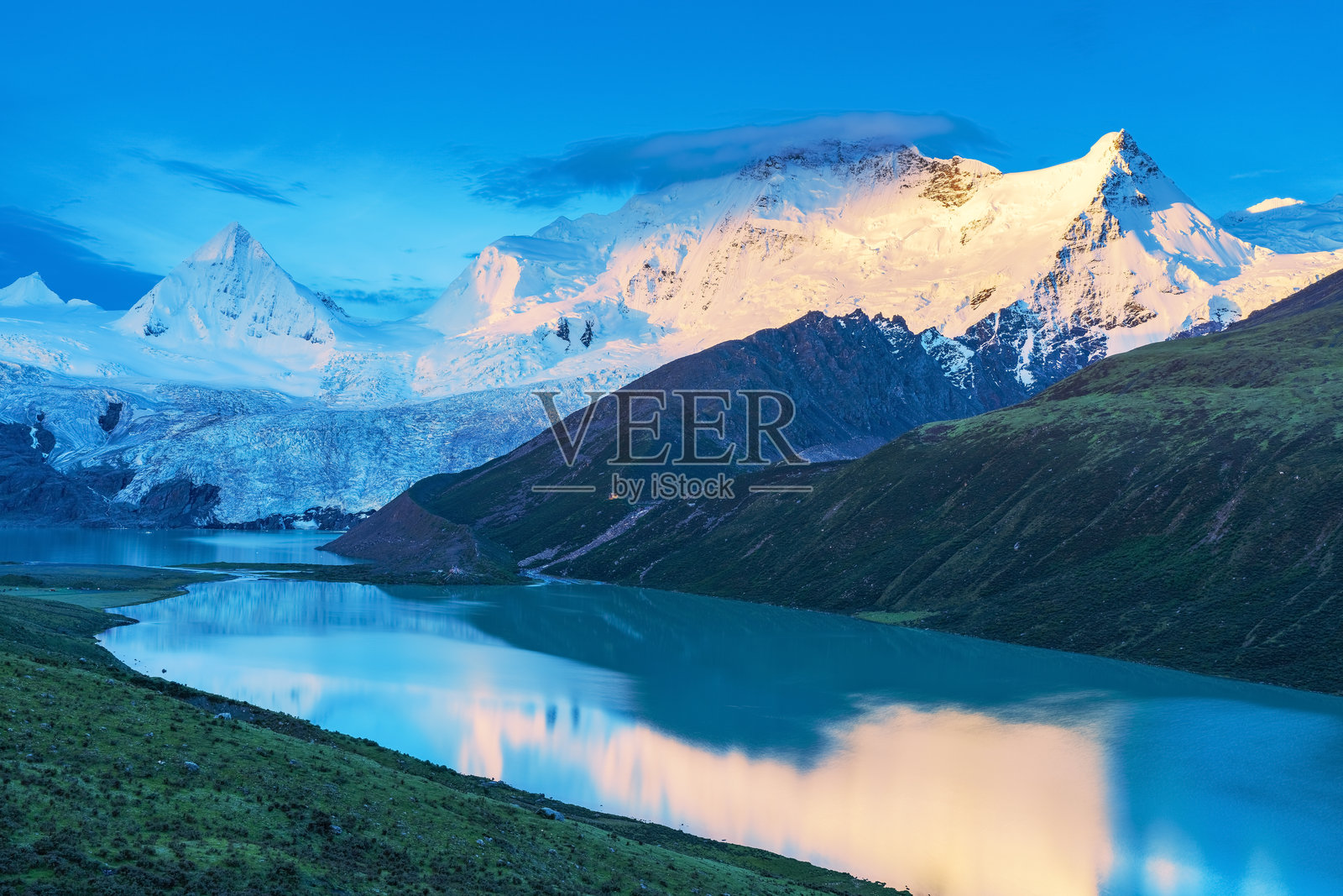 中国西藏萨浦神山和高原湖泊的美景照片摄影图片