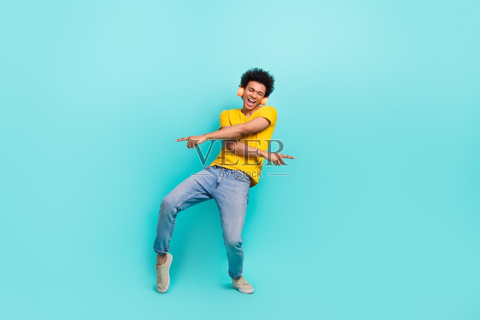 无忧无虑的喜出望外的人的全身照片有好月亮跳舞享受新的播放列表孤立的绿松石色背景照片摄影图片