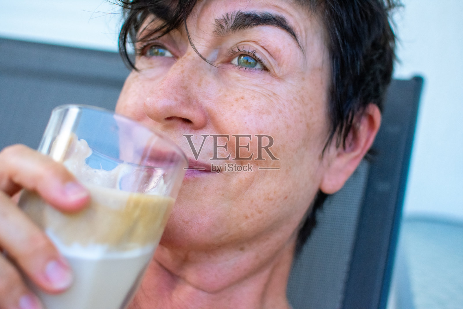 一个中年妇女的肖像照片摄影图片