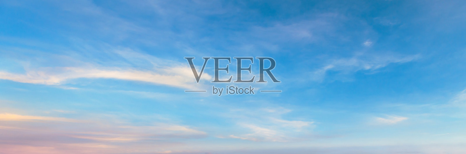 晴朗的蓝天上飘着几朵云照片摄影图片