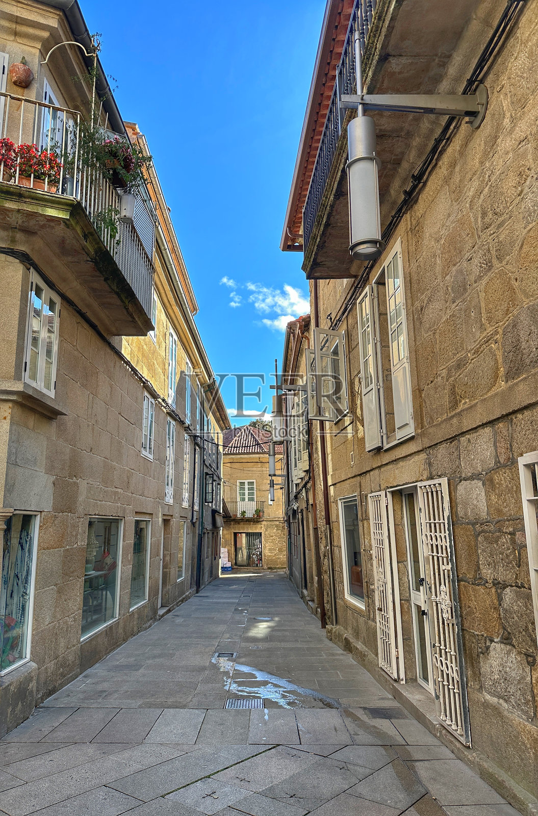 夏天蓬特维德拉老城区的街道照片摄影图片