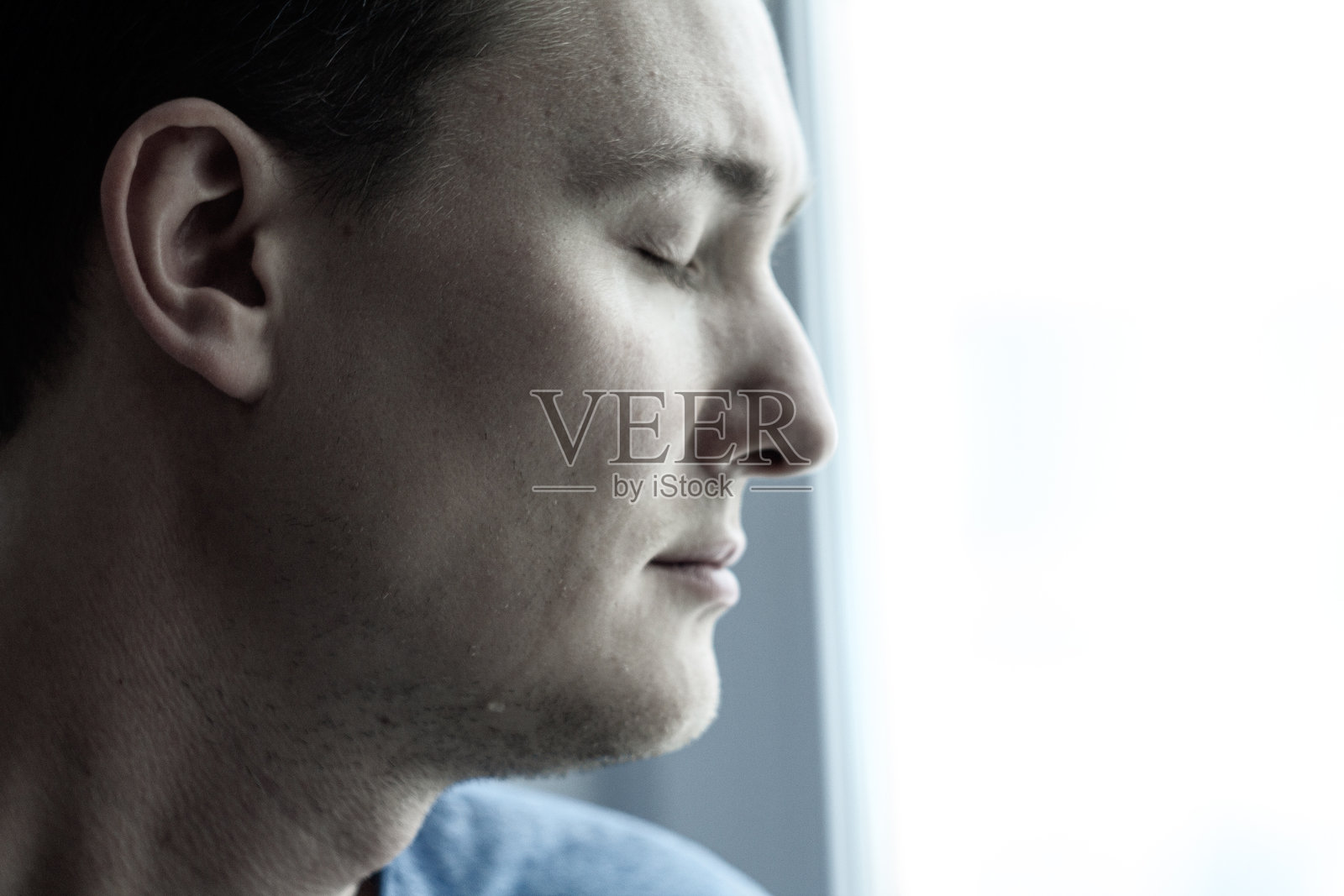 一个人沉浸在悲伤中,他的眼泪是内心的无声见证照片摄影图片