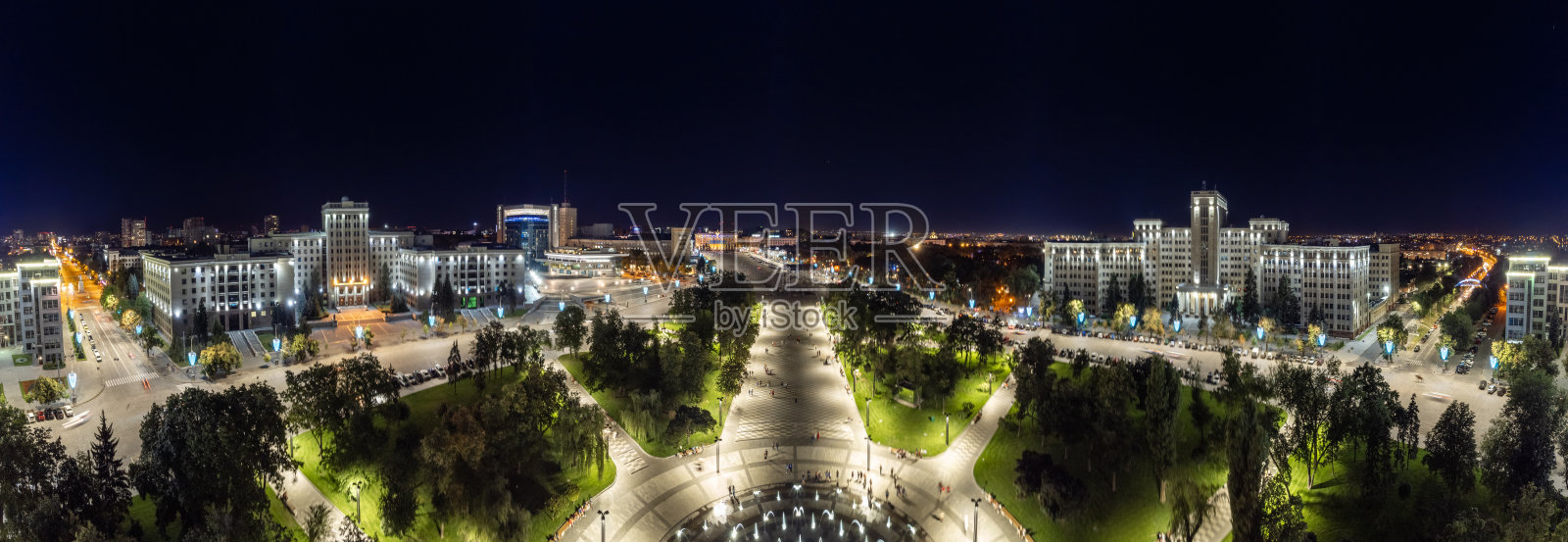 航拍夜自由广场在哈尔科夫城市景观照片摄影图片