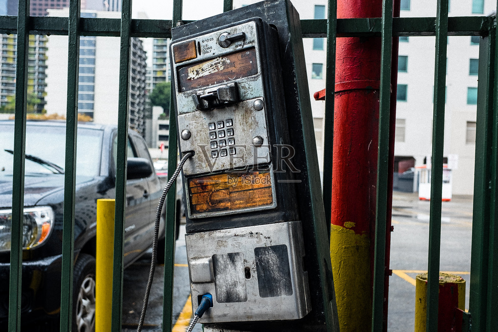 城市里被栏杆遗弃的公用电话照片摄影图片