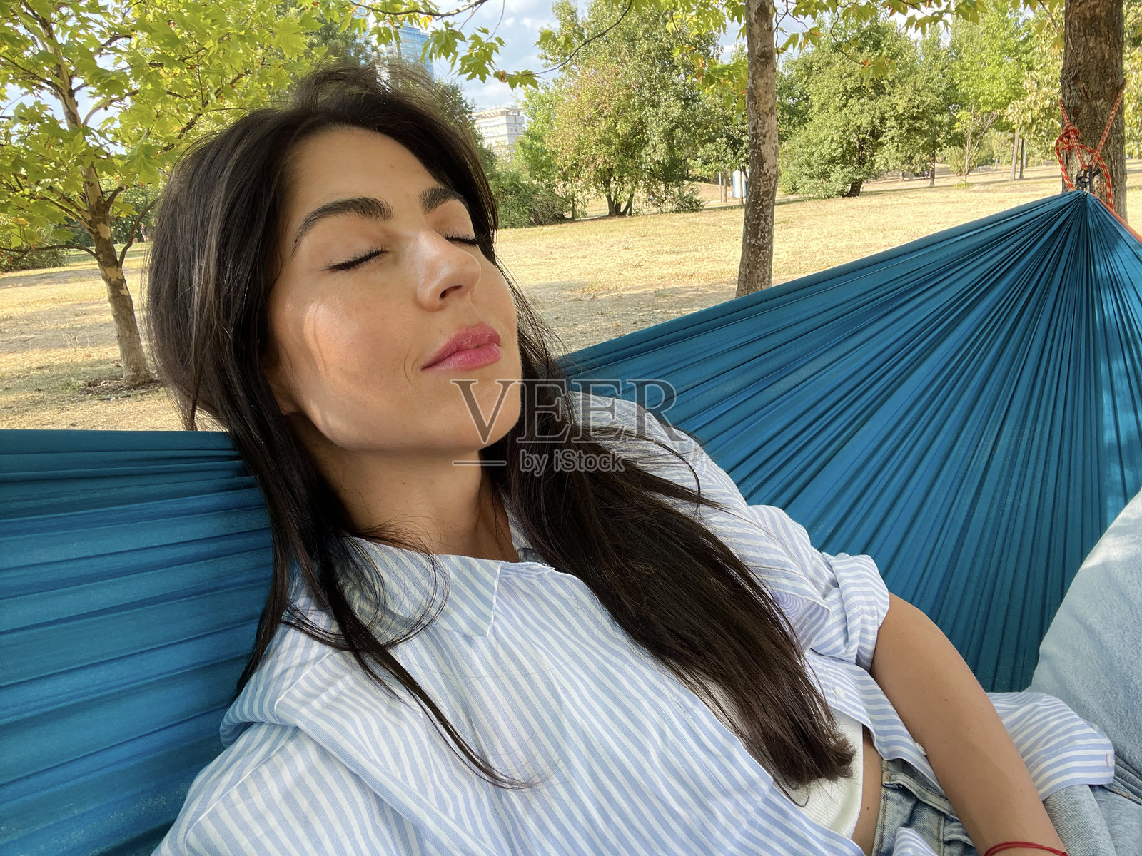 女人在吊床上放松照片摄影图片