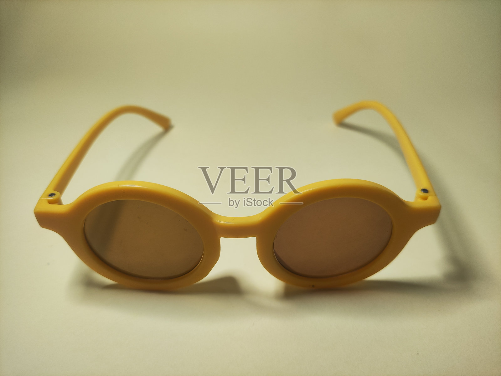 黄色眼镜在黄色背景的照片从各个方面照片摄影图片
