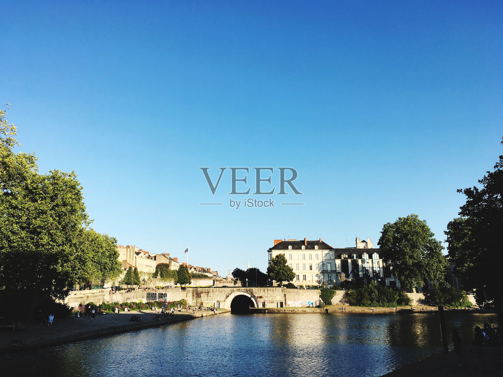 蓝天映衬下的海滨建筑照片摄影图片