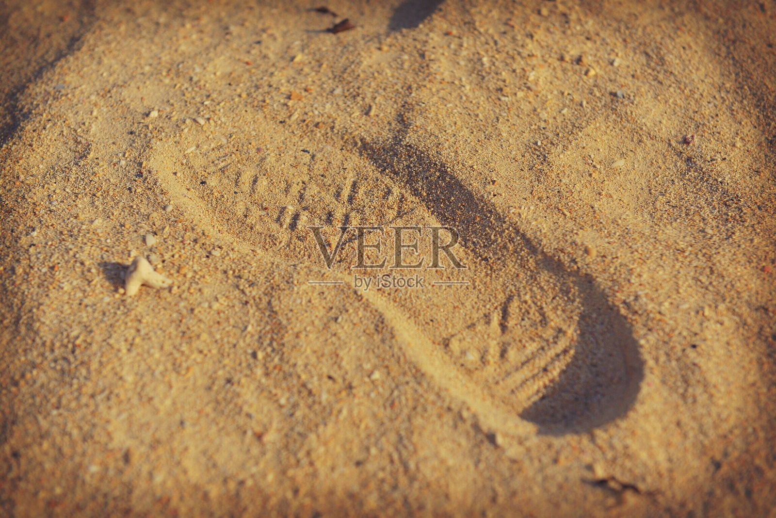 沙滩上的鞋印的高角度视图照片摄影图片