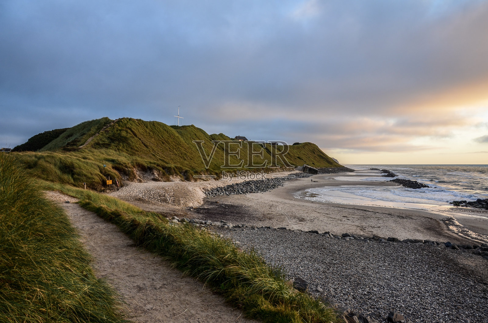 海滩对着天空的风景照片摄影图片