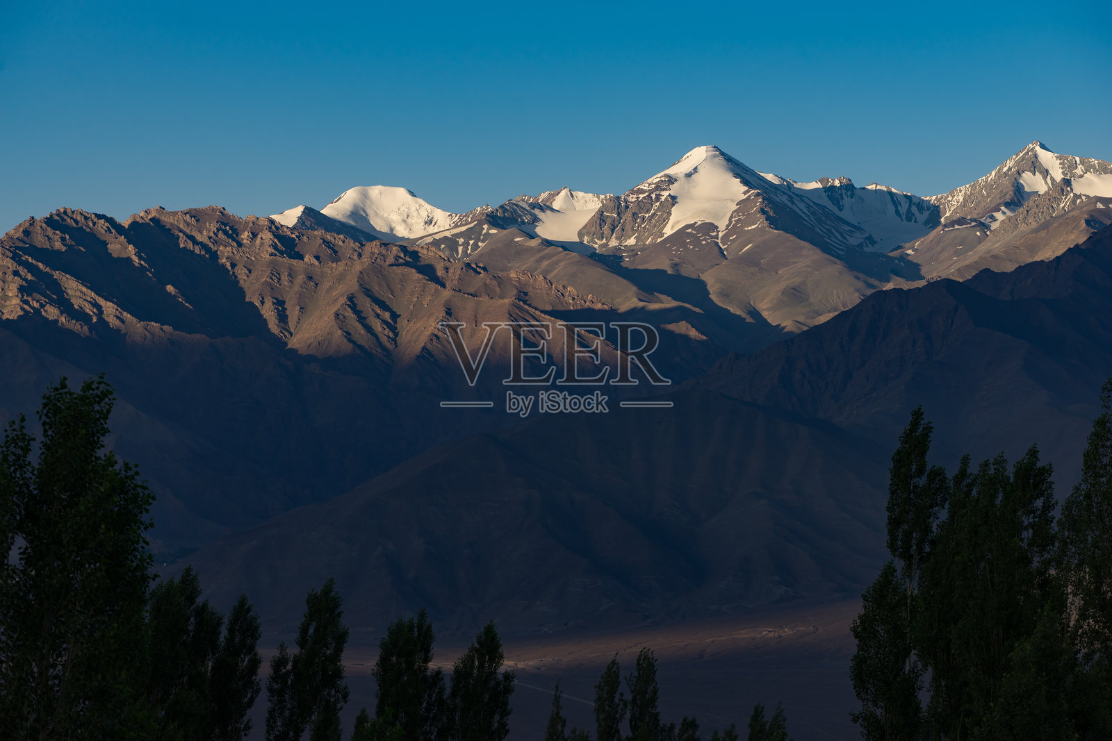 白雪皑皑的群山映衬着天空照片摄影图片