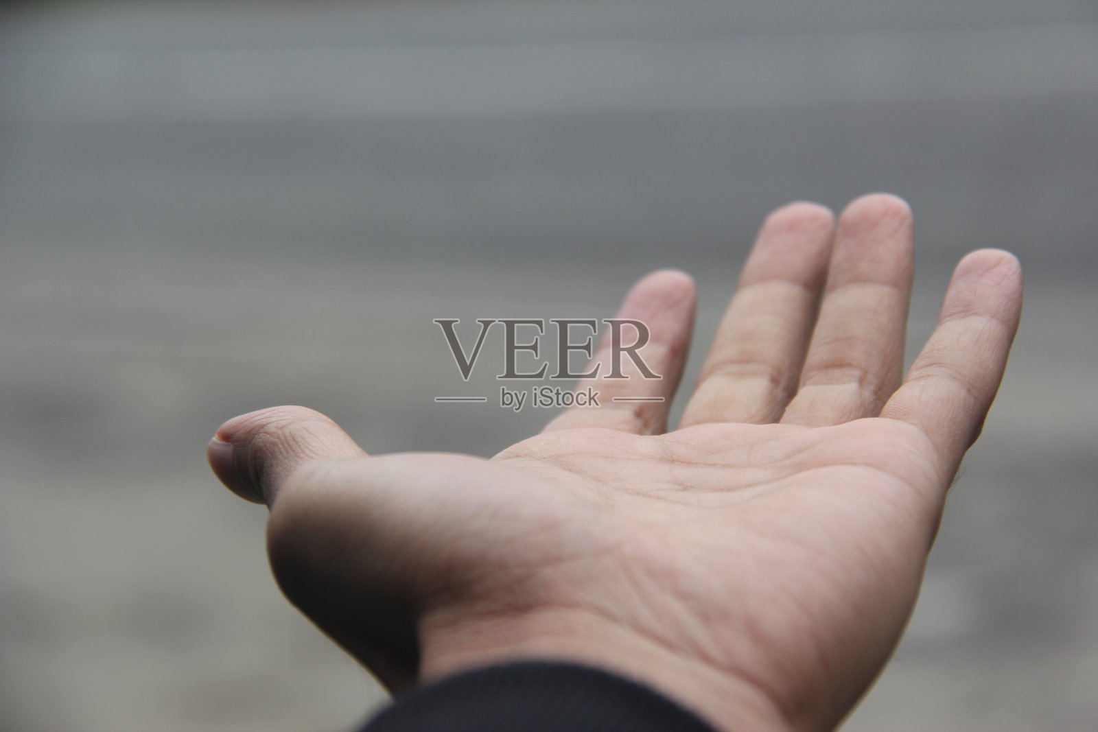 剪短的手伸向户外照片摄影图片