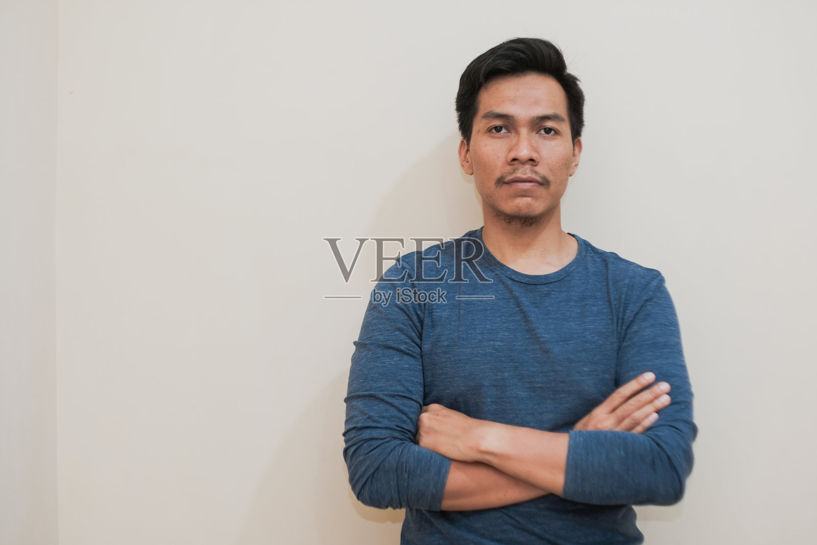东南亚成年男子双臂交叉看着镜头照片摄影图片