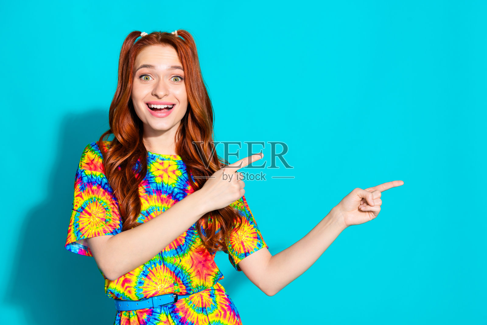 照片肖像的可爱的年轻女士点惊讶的空白空间穿着时尚的彩色服装孤立的青色背景照片摄影图片