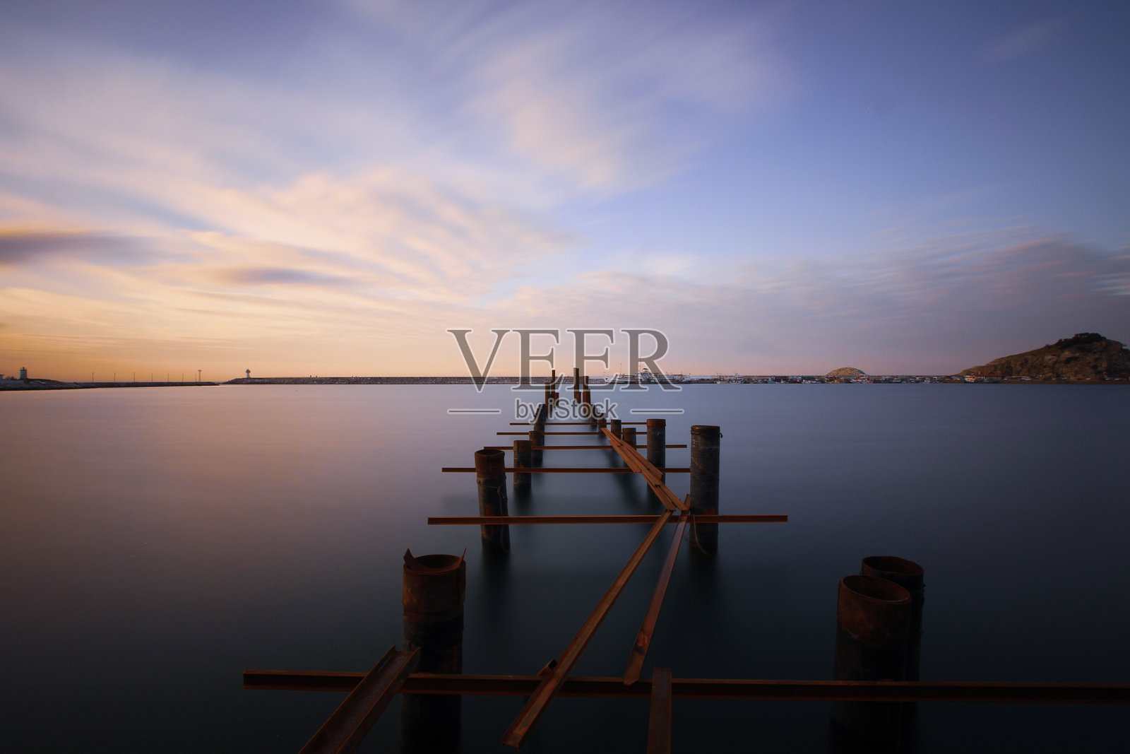 用长曝光摄影拍摄的梦幻码头照片摄影图片