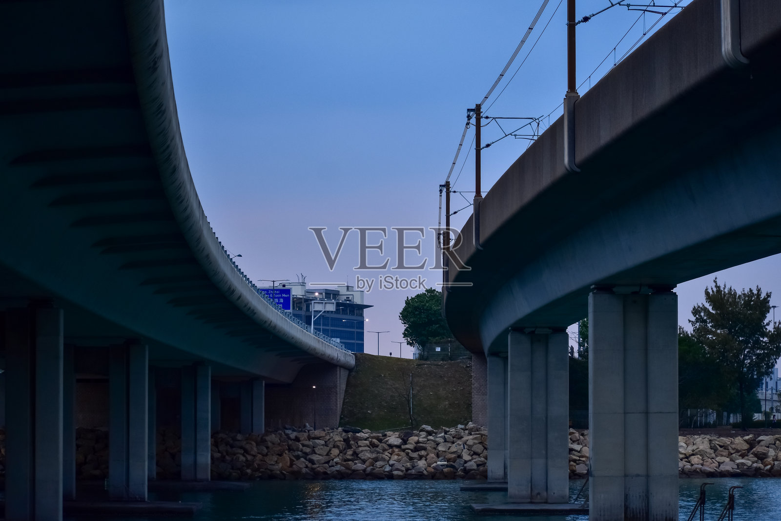 日落时分,香港东涌海滨的海景。照片摄影图片