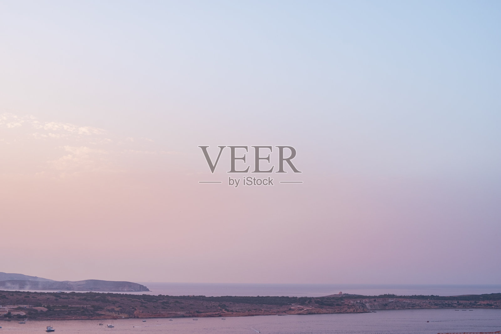 在地中海马耳他旅游海滨小镇Mellieha,紫色天空上的日落景观照片摄影图片