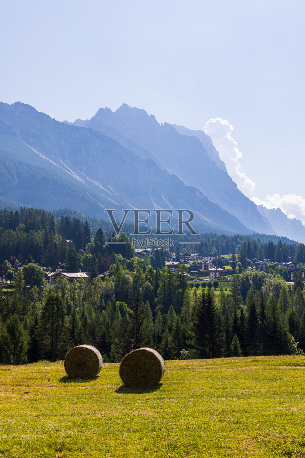 在意大利科尔蒂纳丹佩佐附近散步照片摄影图片