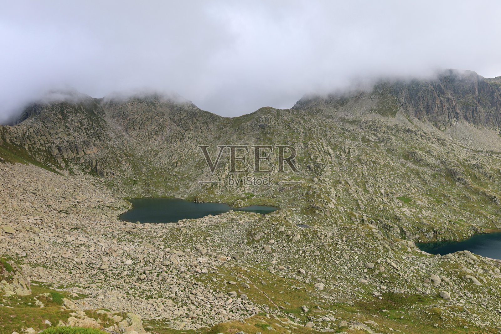 从通往Restanca保护区的小路上看到的Mangades湖,Aiguestortes & Estany de Sant Maurici国家公园,比利牛斯,西班牙照片摄影图片