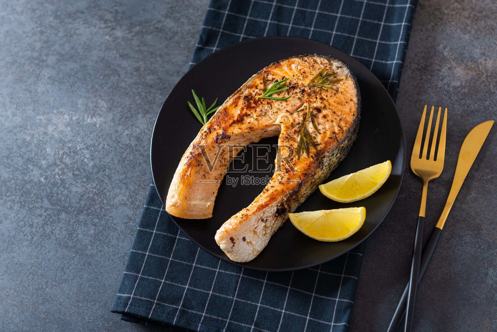 美味的鲑鱼牛排烤柠檬和粉红胡椒上黑色盘子。欧米茄的来源,健康食品,生酮饮食。俯视图,复制空间。餐厅菜单、菜谱照片摄影图片