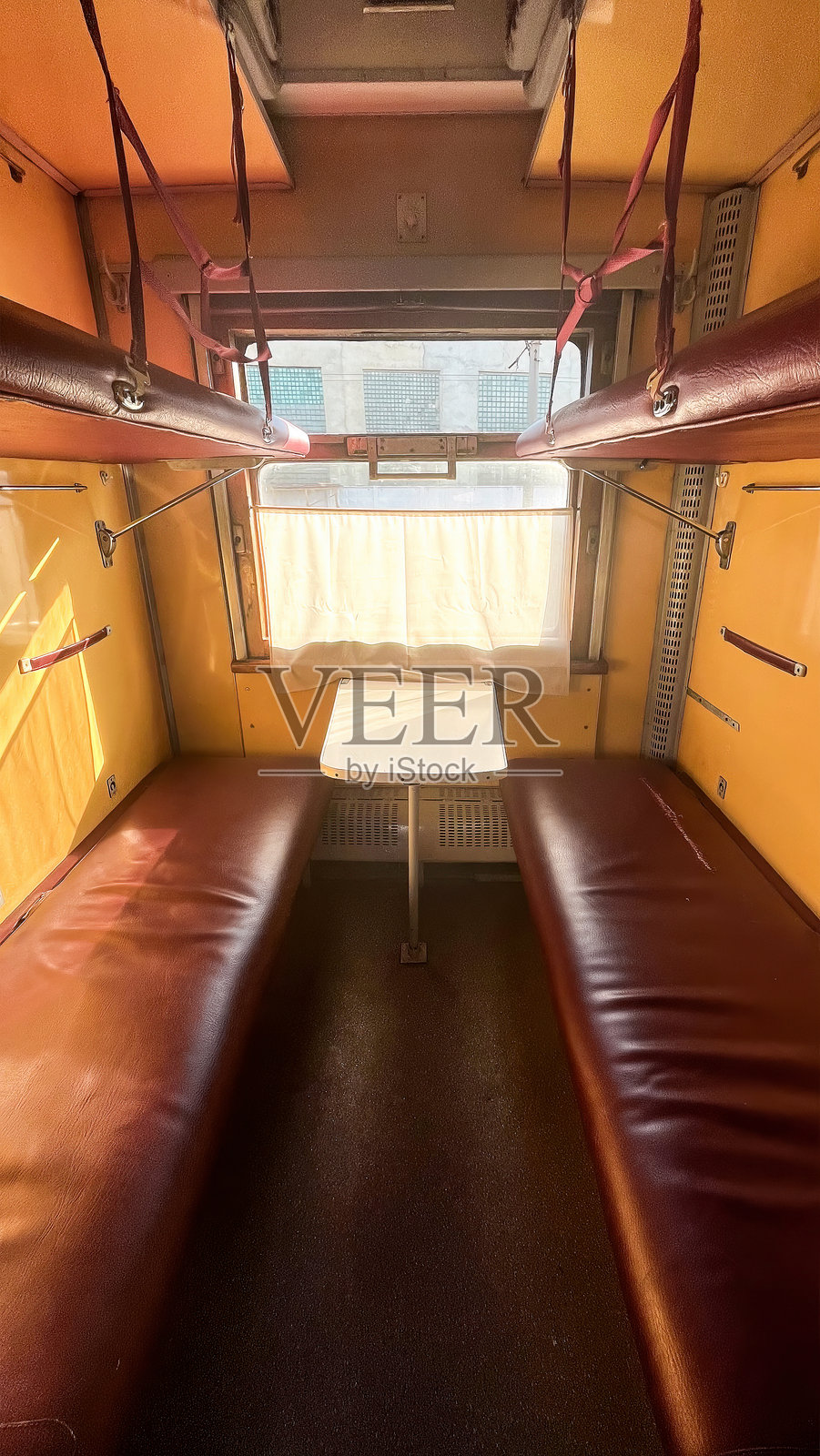 在火车站,火车车厢的卧铺车厢照片摄影图片