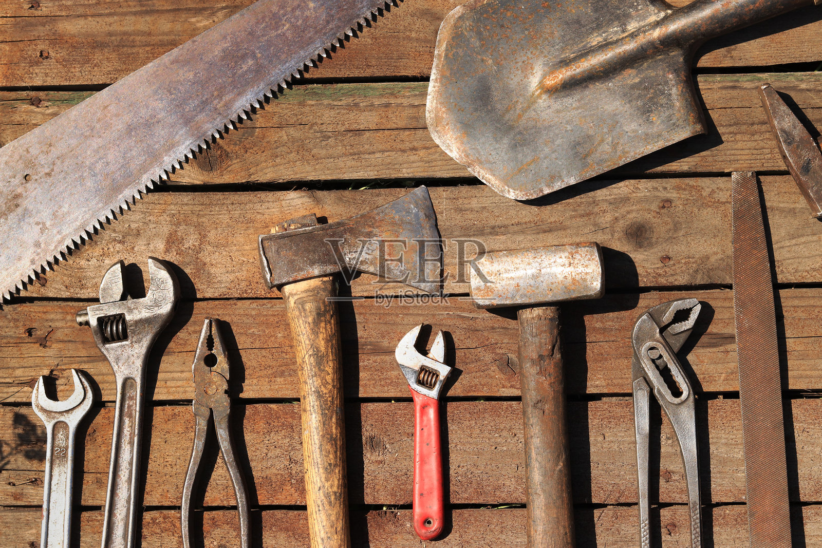 木板表面的旧工具,俯视图。工作的工具照片摄影图片