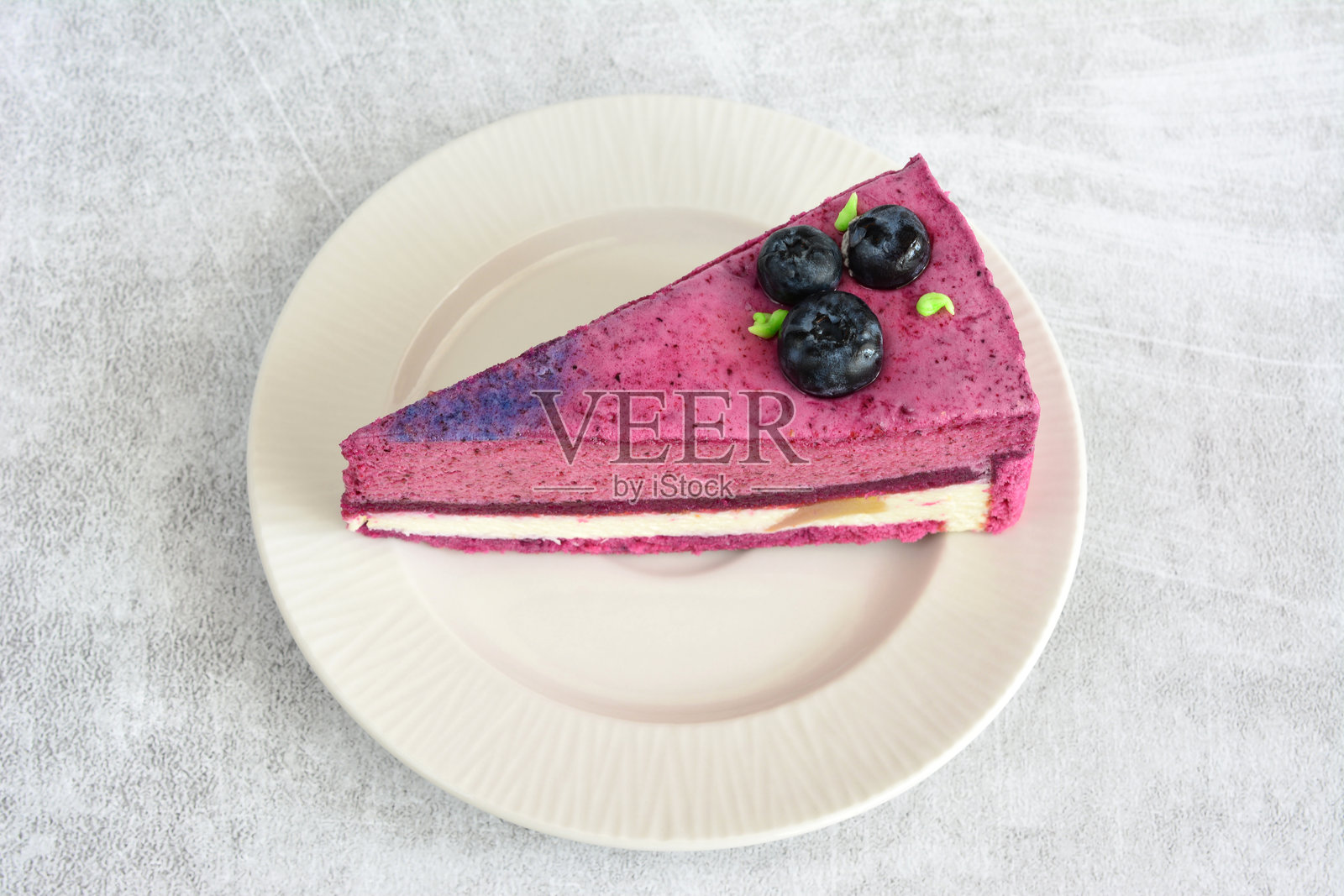 一层蓝莓蛋糕,上面有浆果照片摄影图片