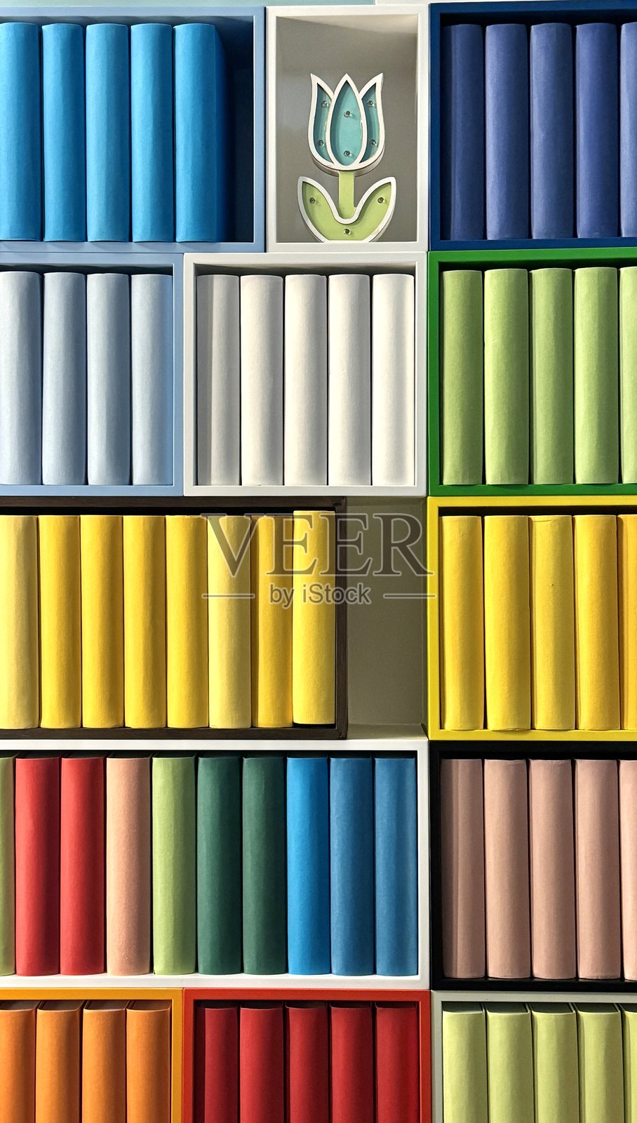 五颜六色的普通书籍装在五颜六色的盒子里照片摄影图片