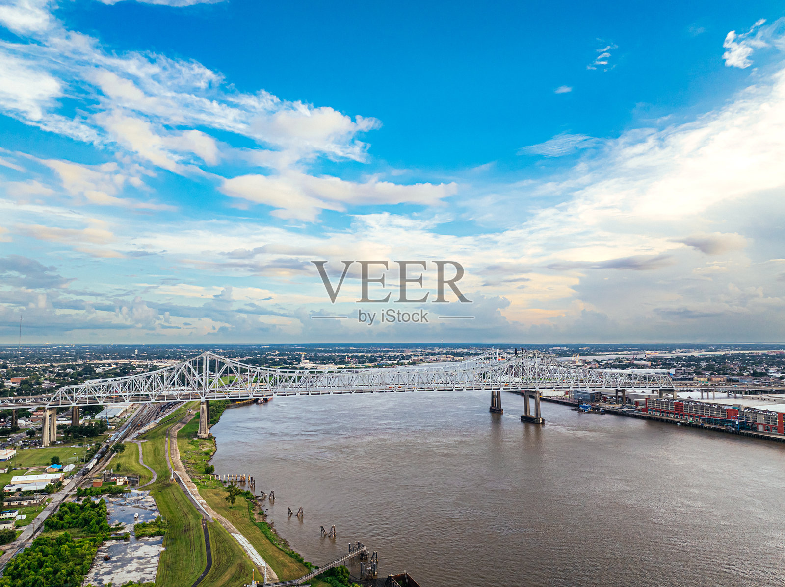 无人机拍摄的新月城连接桥横跨密西西比河在新奥尔良,路易斯安那州照片摄影图片